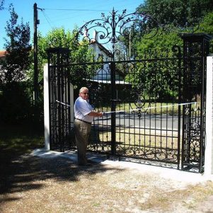 De toegangspoort van Chateau Gauvin in St. Vivien