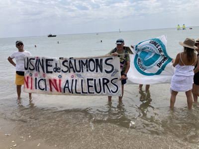Schwimm-Demo gegen Pure Salmon