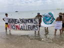 Schwimm-Demo gegen Pure Salmon