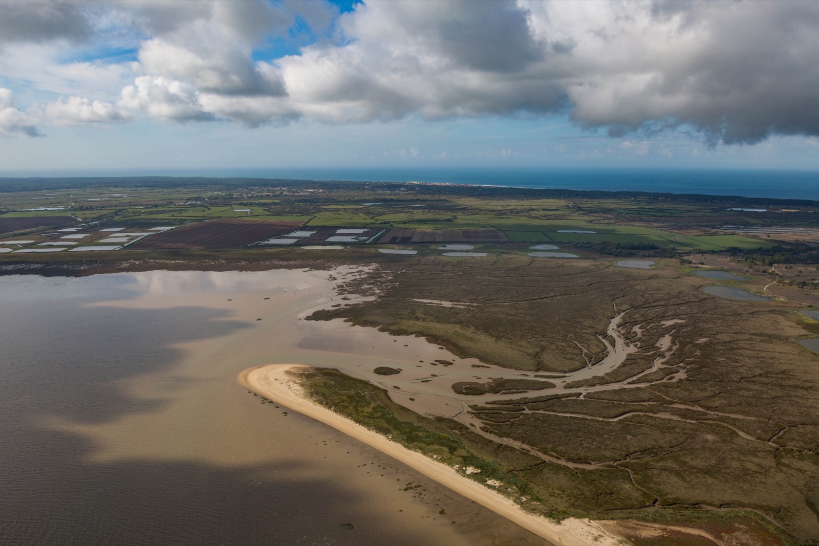 Le Médoc entre estuaire, marais et océan vu du ciel