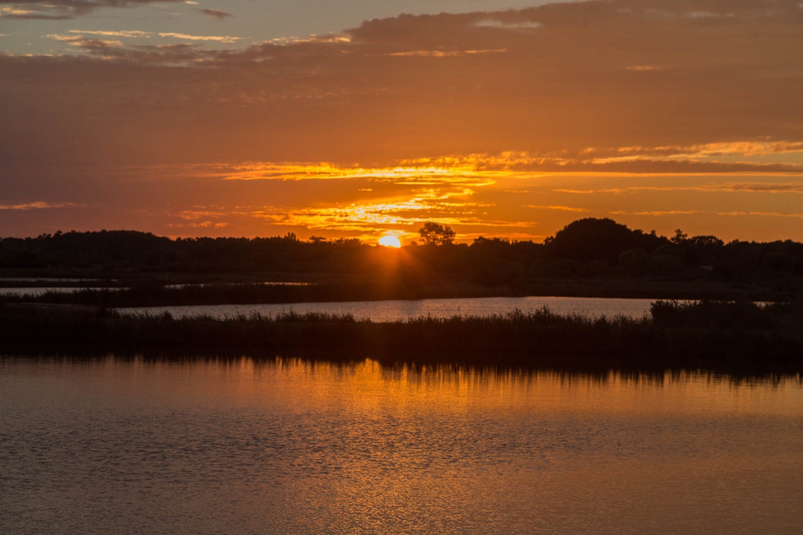 Coucher de soleil sur les eaux du Médoc