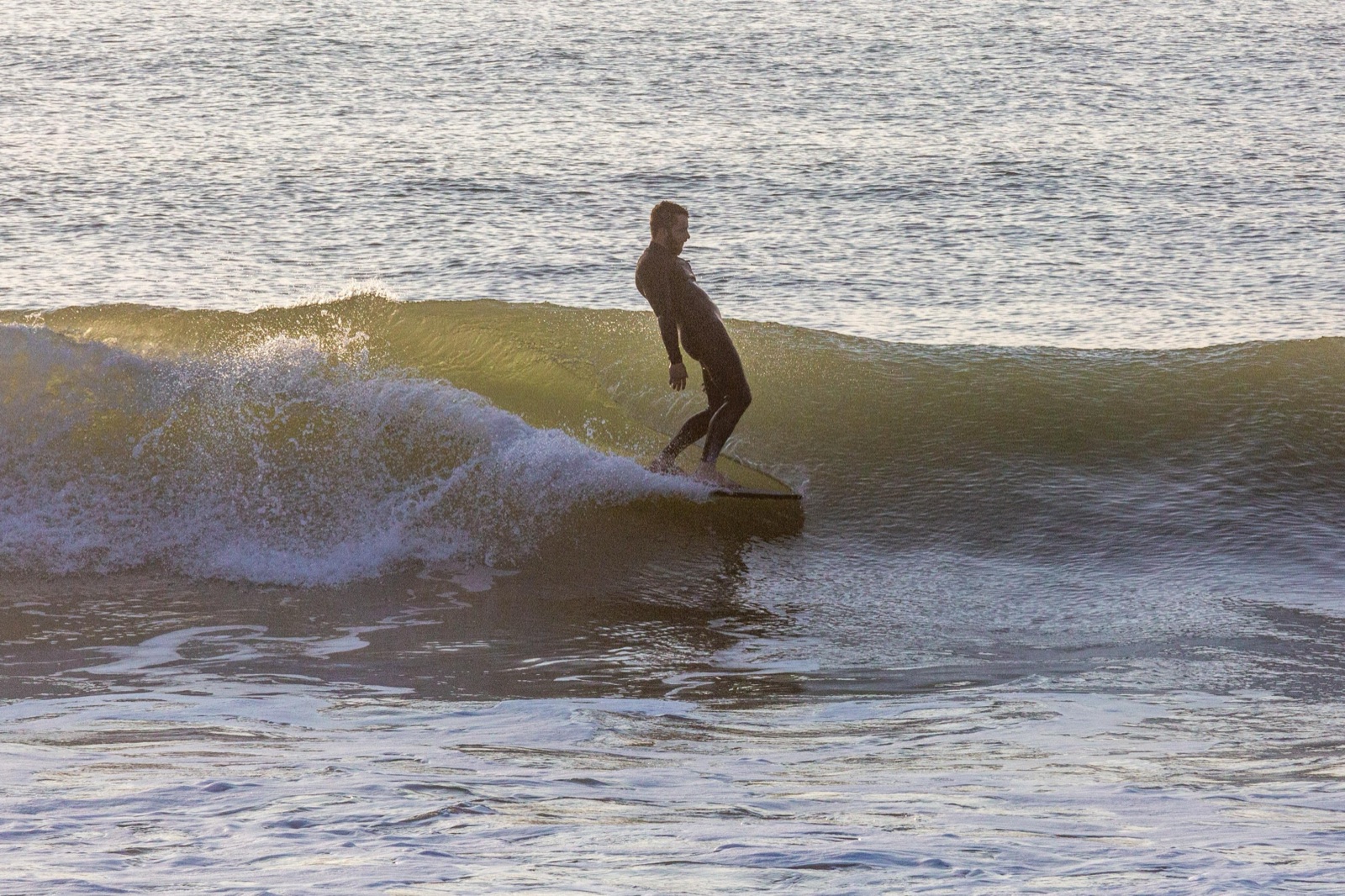 Surfer sur une vague de l’Atlantique
