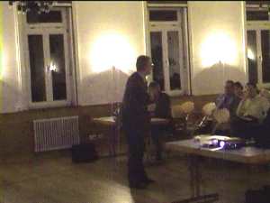 Der Bürgermeister eröffnet die Ergebnispräsentation