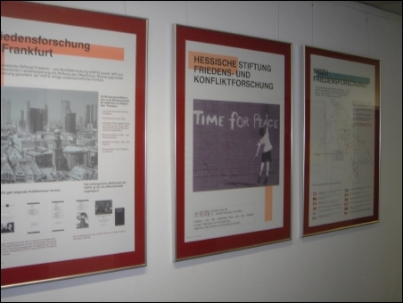 Teilansicht der Ausstellungsposter