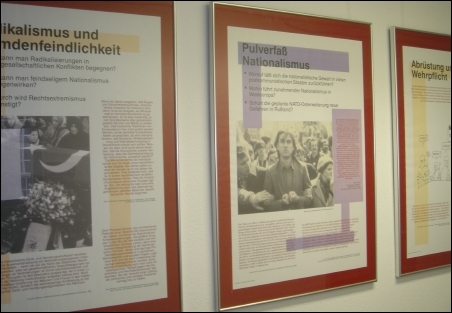 Teilansicht der Ausstellungsposter